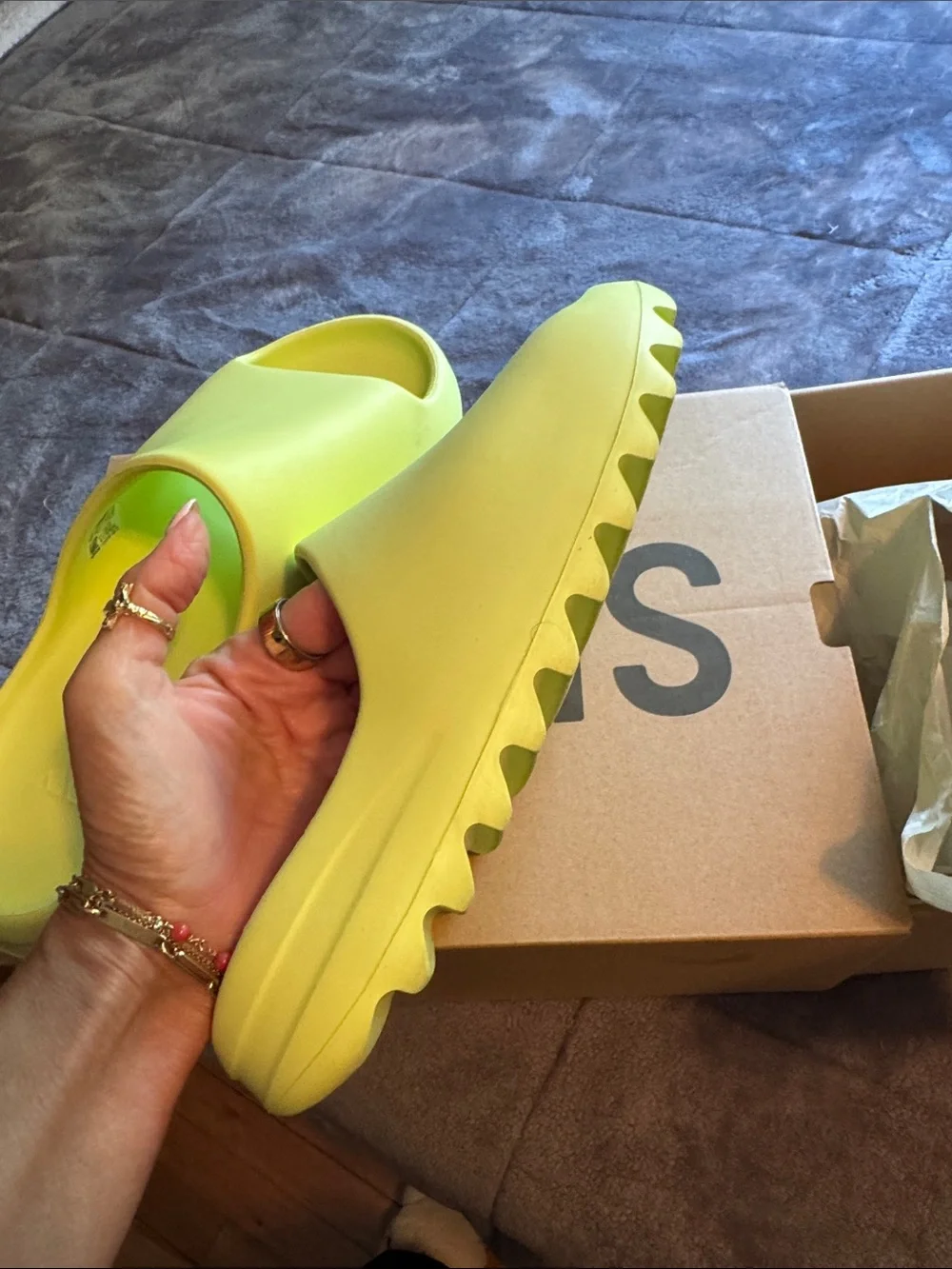 Yeezy Slide in Glow Green / Core Neutral